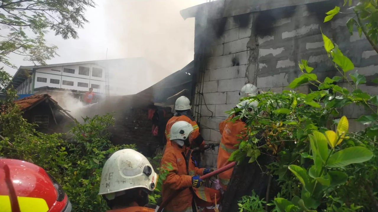 Ditinggal Pemilik Jualan, Rumah di Karang Pilang Surabaya Terbakar