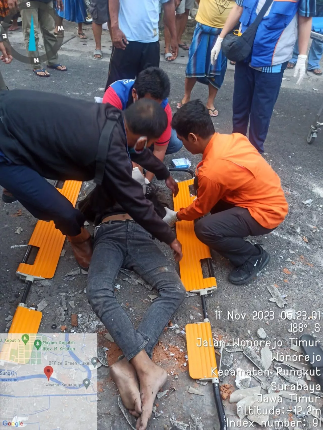 Diduga Ngantuk, Pengendara Motor Oleng Tabrak Material Bangunan di Wonorejo Surabaya