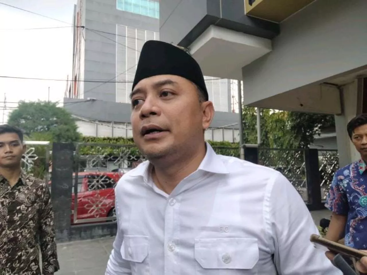 UMK Surabaya Paling Tinggi, Wali Kota Eri Minta Pengusaha Patuhi Penetapan Gaji Karyawan