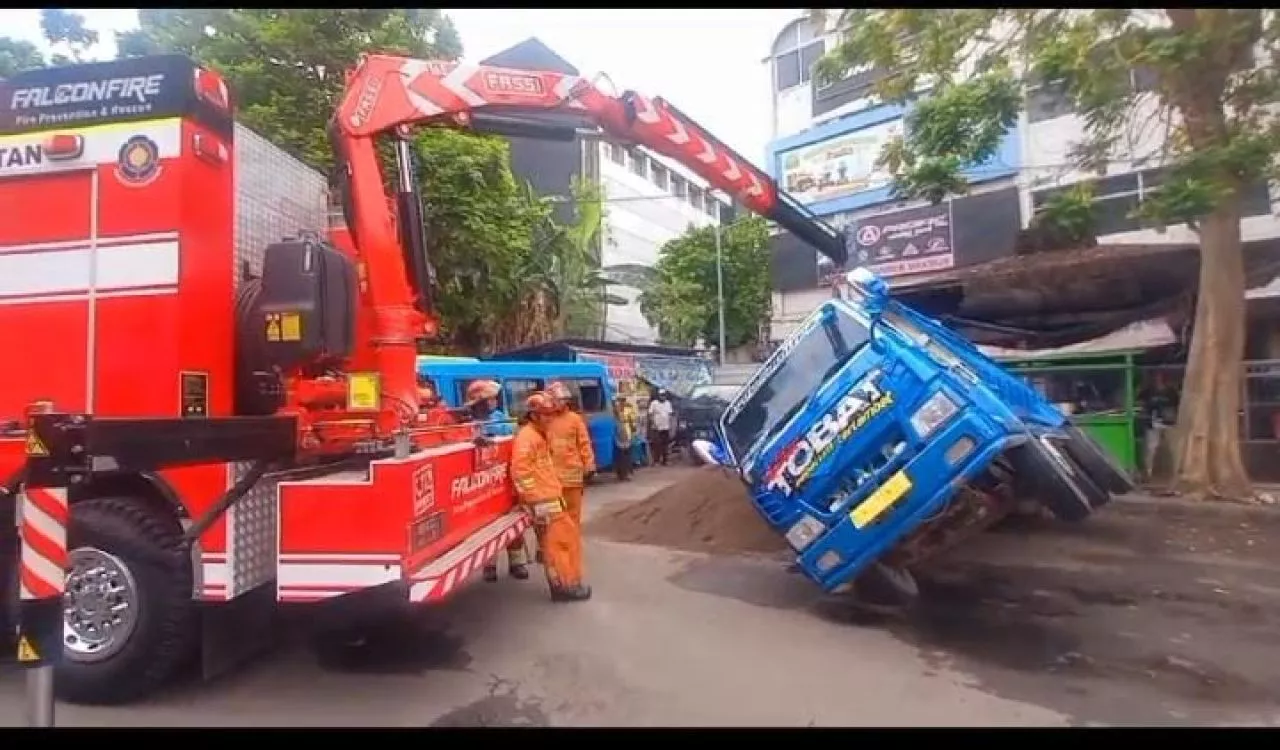 Truk Bermuatan Pasir Terguling di Kawasan Pasar Turi Surabaya