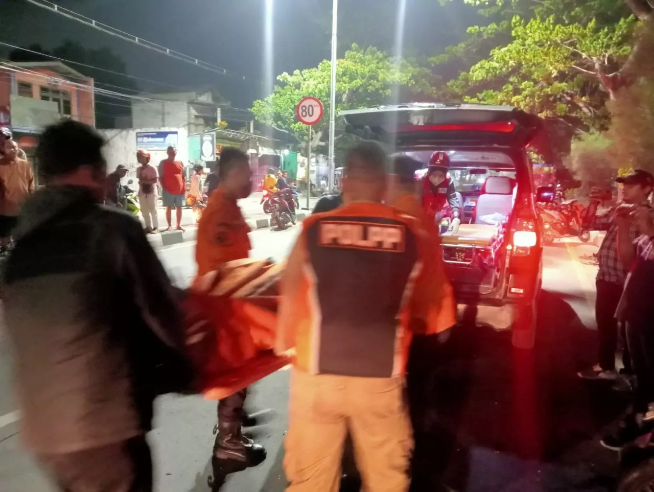 Usai Tenggak Miras, Pengendara Motor Tewas Tabrak Truk di Kedung Cowek Surabaya