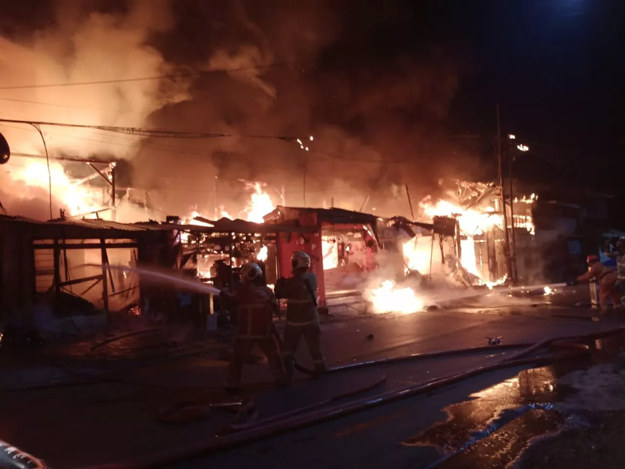 3 Ruko dan 1 Warung di Wonokromo Terbakar