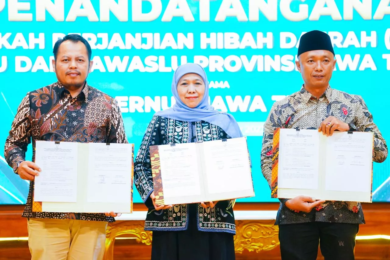 Wujudkan Pemilu Menyenangkan, KPU dan Bawaslu Jatim Tandatangani NPHD