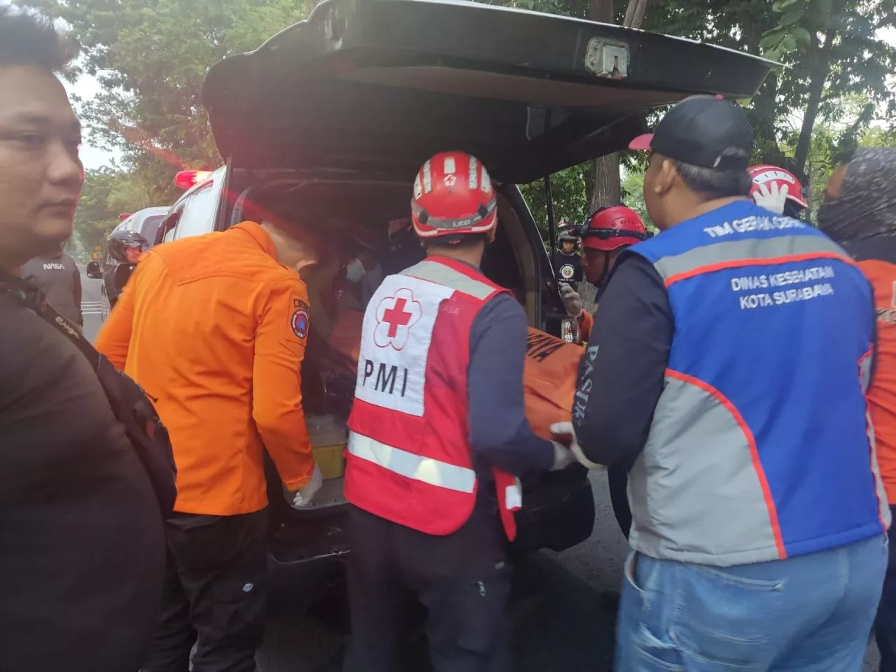 Hindari Truk, Pengendara Motor Tewas Menabrak Pembatas Jalan di Depan Royal Plaza Surabaya