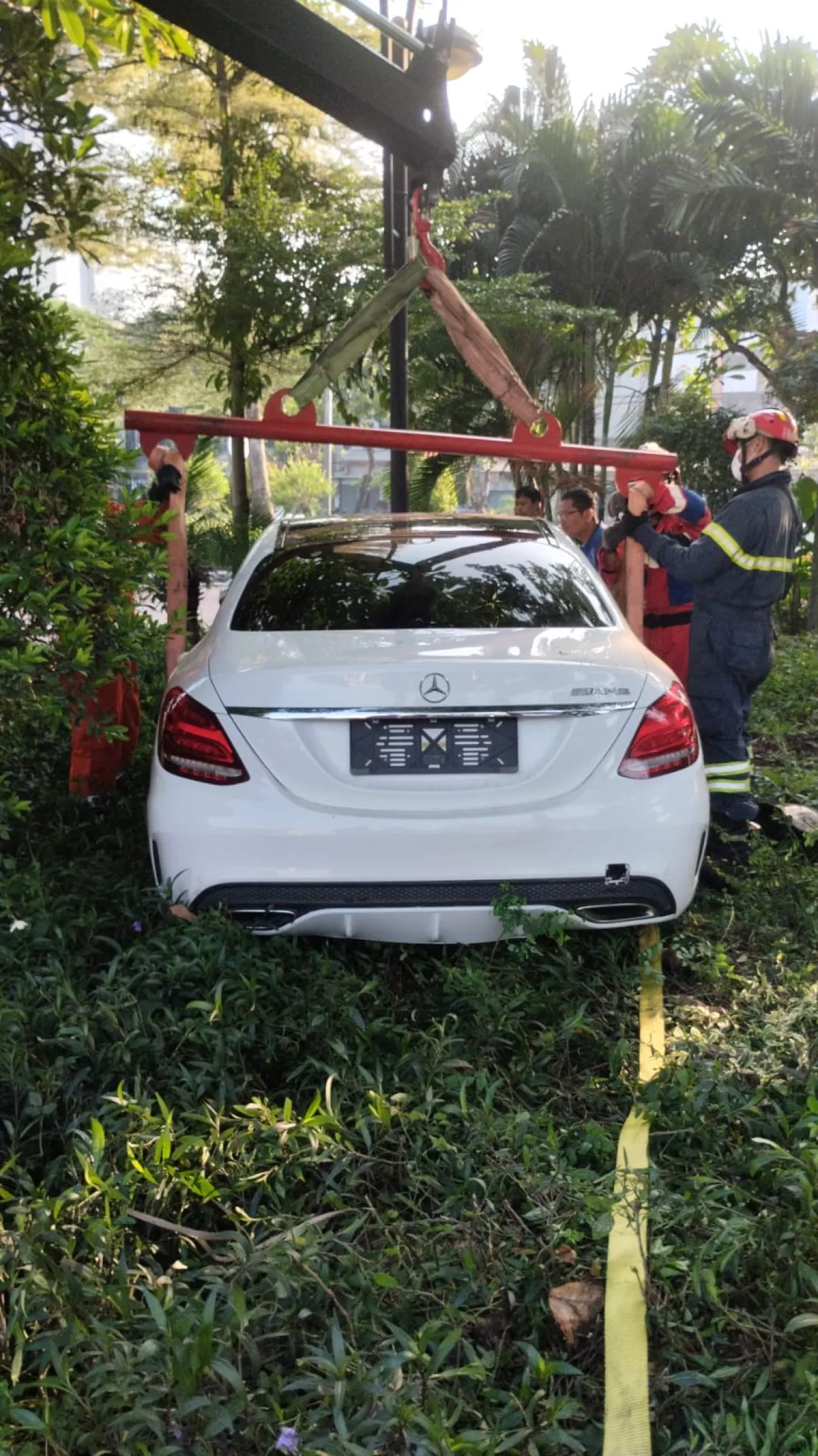 Mercedes Benz Merangsek ke Taman Pelangi Surabaya, Pengemudi Kabur