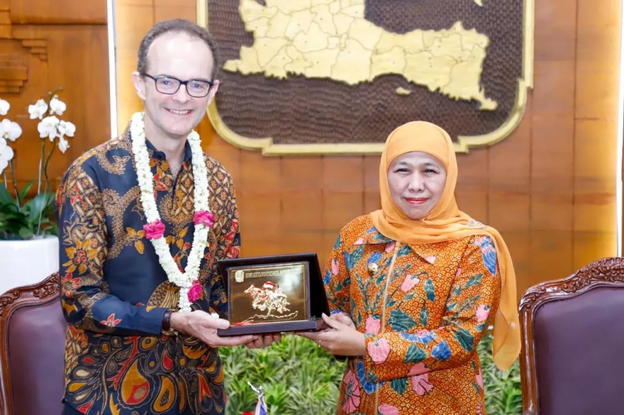 Gubernur Khofifah Bersama Dubes Inggris Bahas Kerjasama Proyek Kereta SRRL