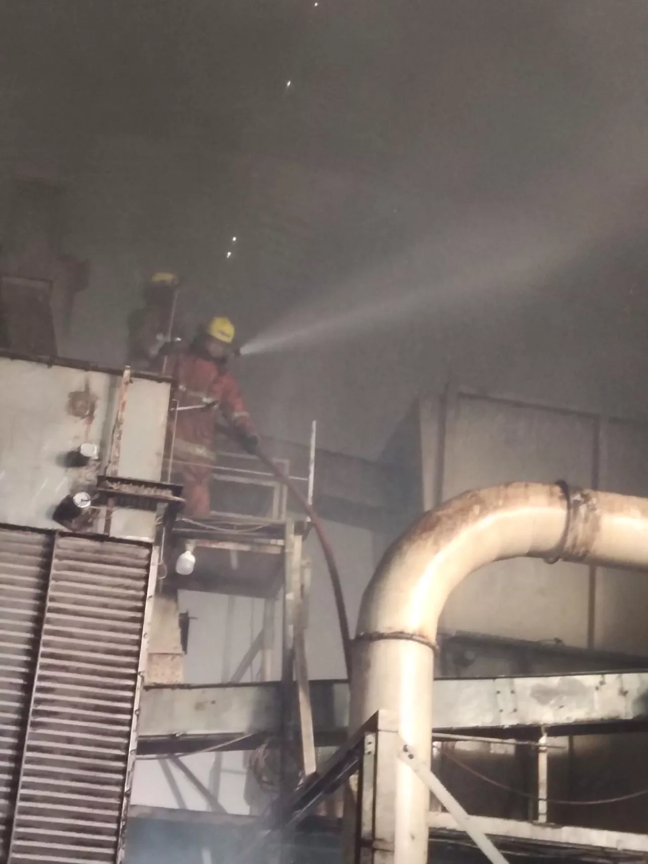 Pabrik di Margomulyo Terbakar, 2 Orang Jadi Korban