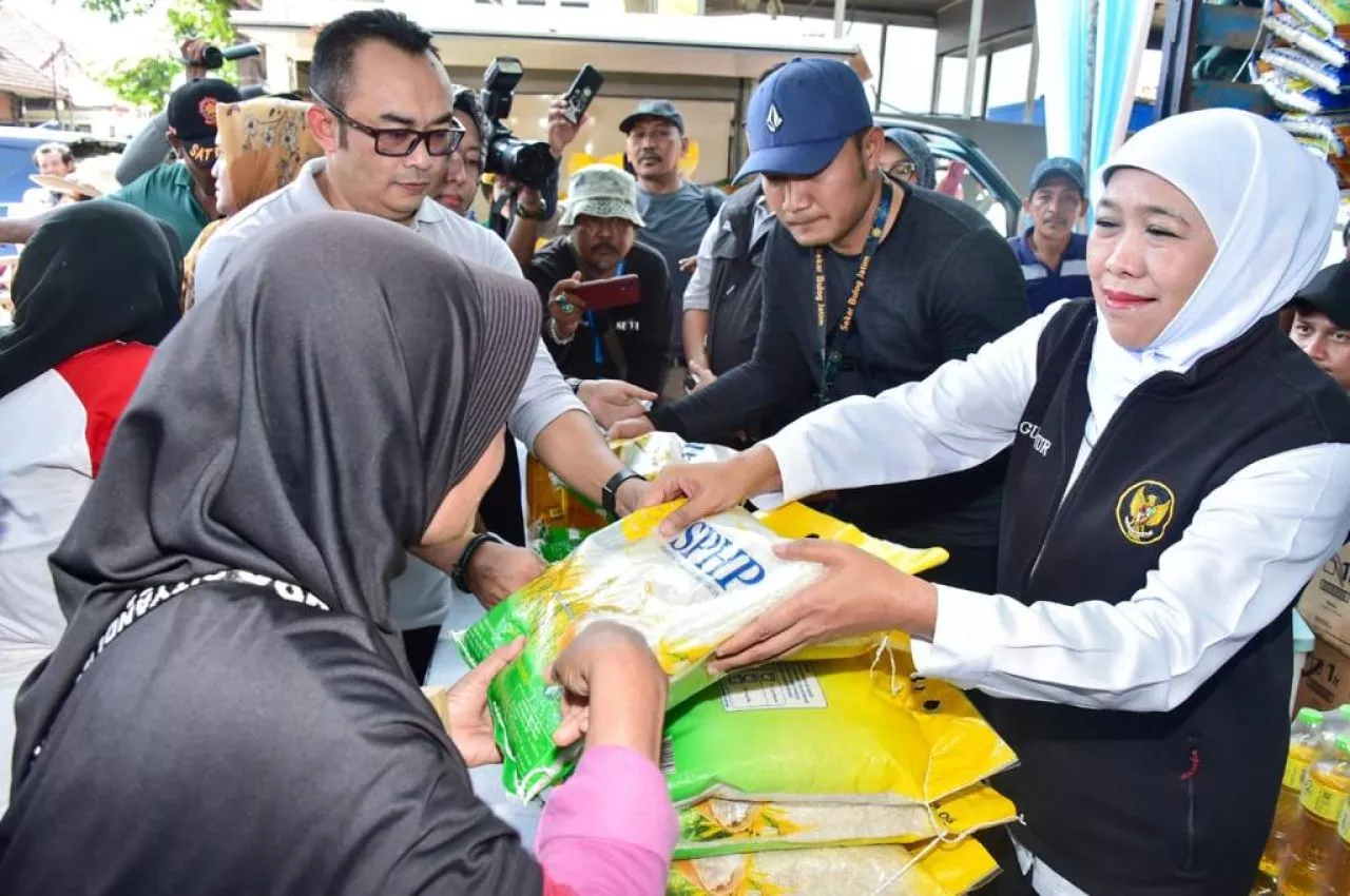 Jelang Nataru, Khofifah Jamin Stok Beras dan Sembako Jatim Aman