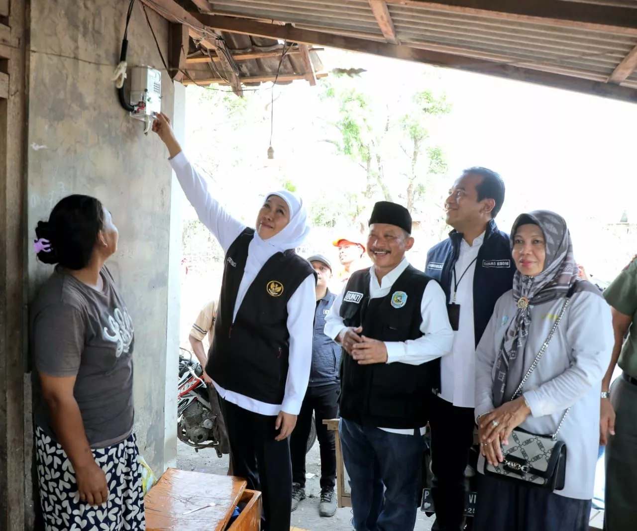 Penantian 48 Tahun, Gubernur Khofifah Resmikan Listrik PLN Terangi Dusun Merak Situbondo