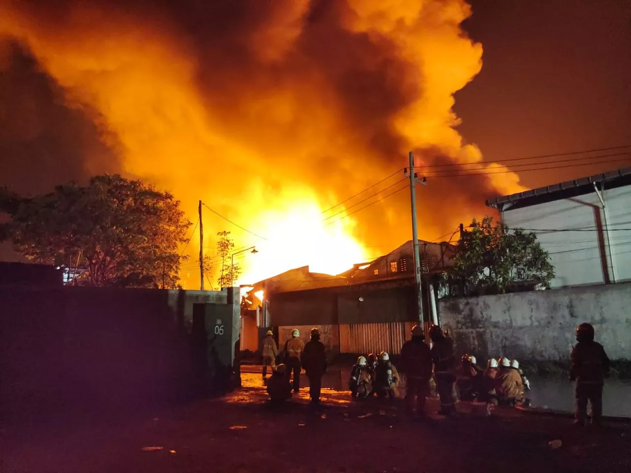 Gudang Tiner di Kalianak Terbakar, 7 Orang Jadi Korban