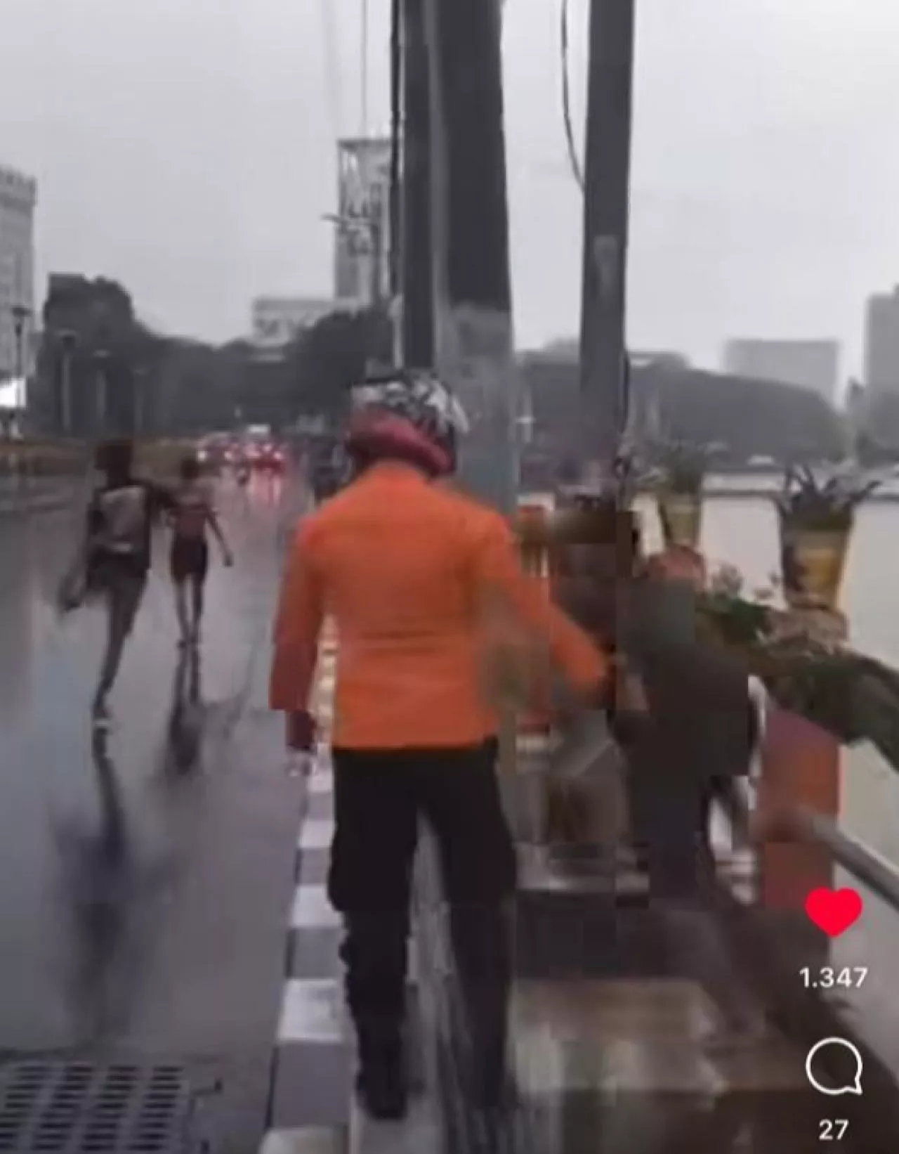 Berbahaya! Anak-anak Nekat Berenang di Sungai Kalimas saat Hujan Deras