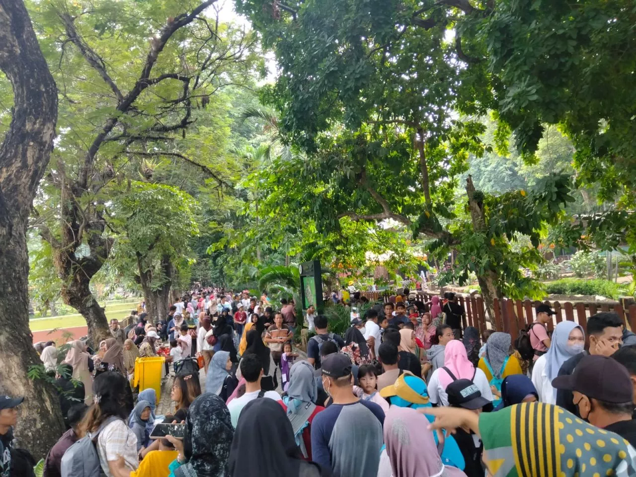 Hari Libur Natal, Ribuan Pengunjung Padati Kebun Binatang Surabaya