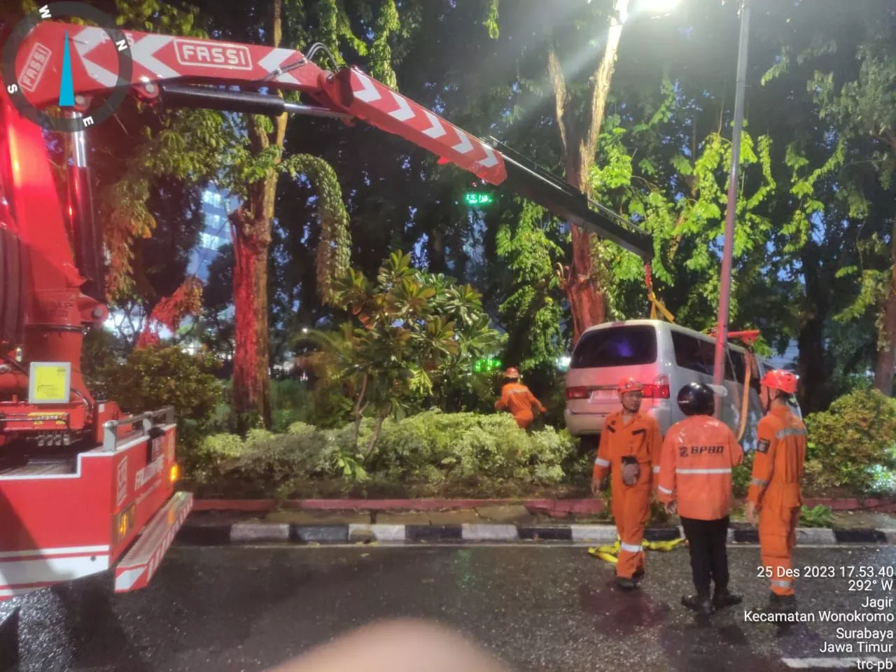 Minibus Tabrak Motor dan Becak hingga Terperosok ke Taman, Sopir Kabur