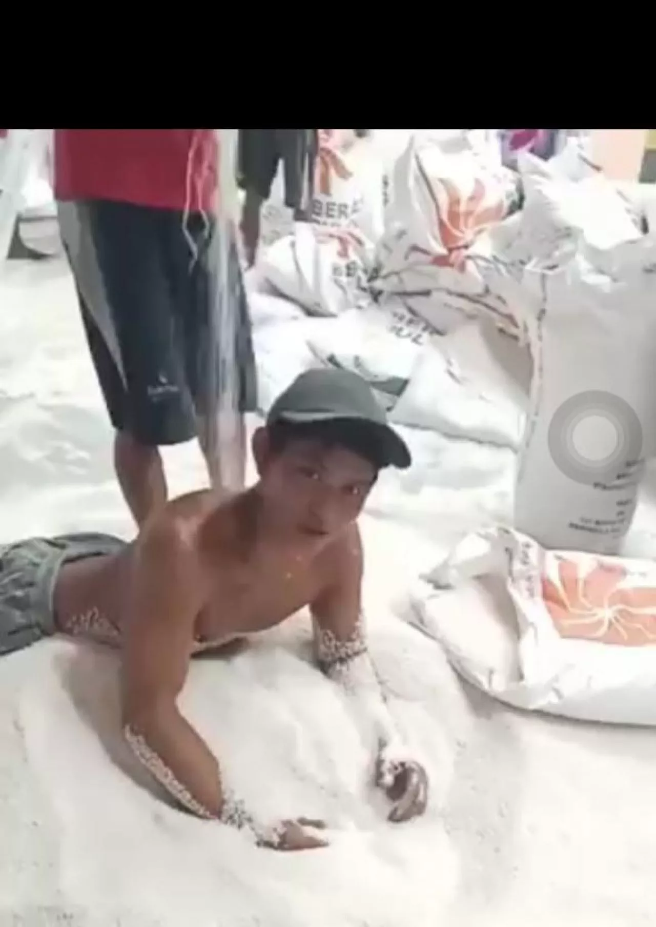 Buntut Video Viral Mandi Beras, Kepala Gudang Bulog Dimutasi