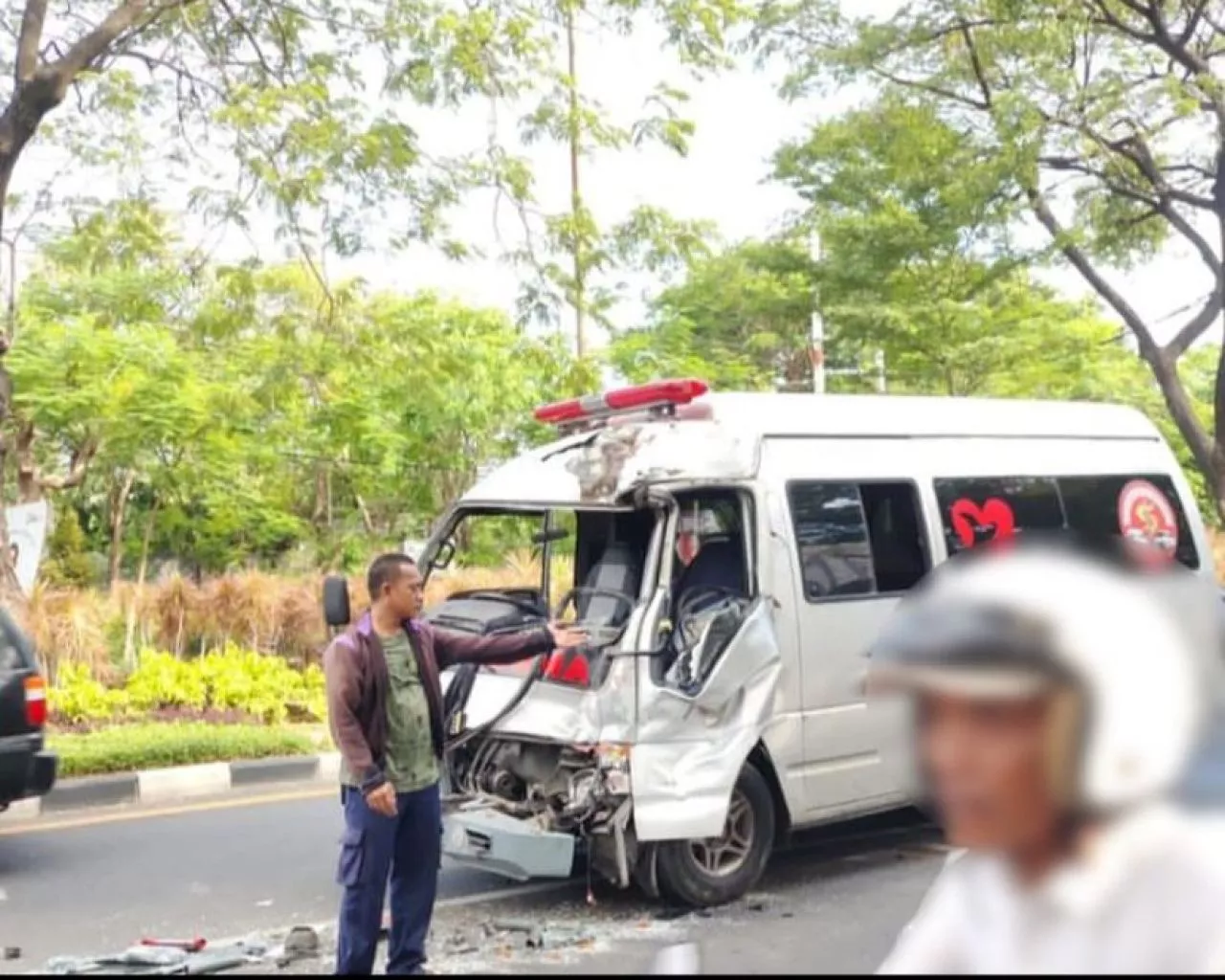 Hendak Jemput Pasien, Ambulans Tabrak Bus Suroboyo hingga Ringsek