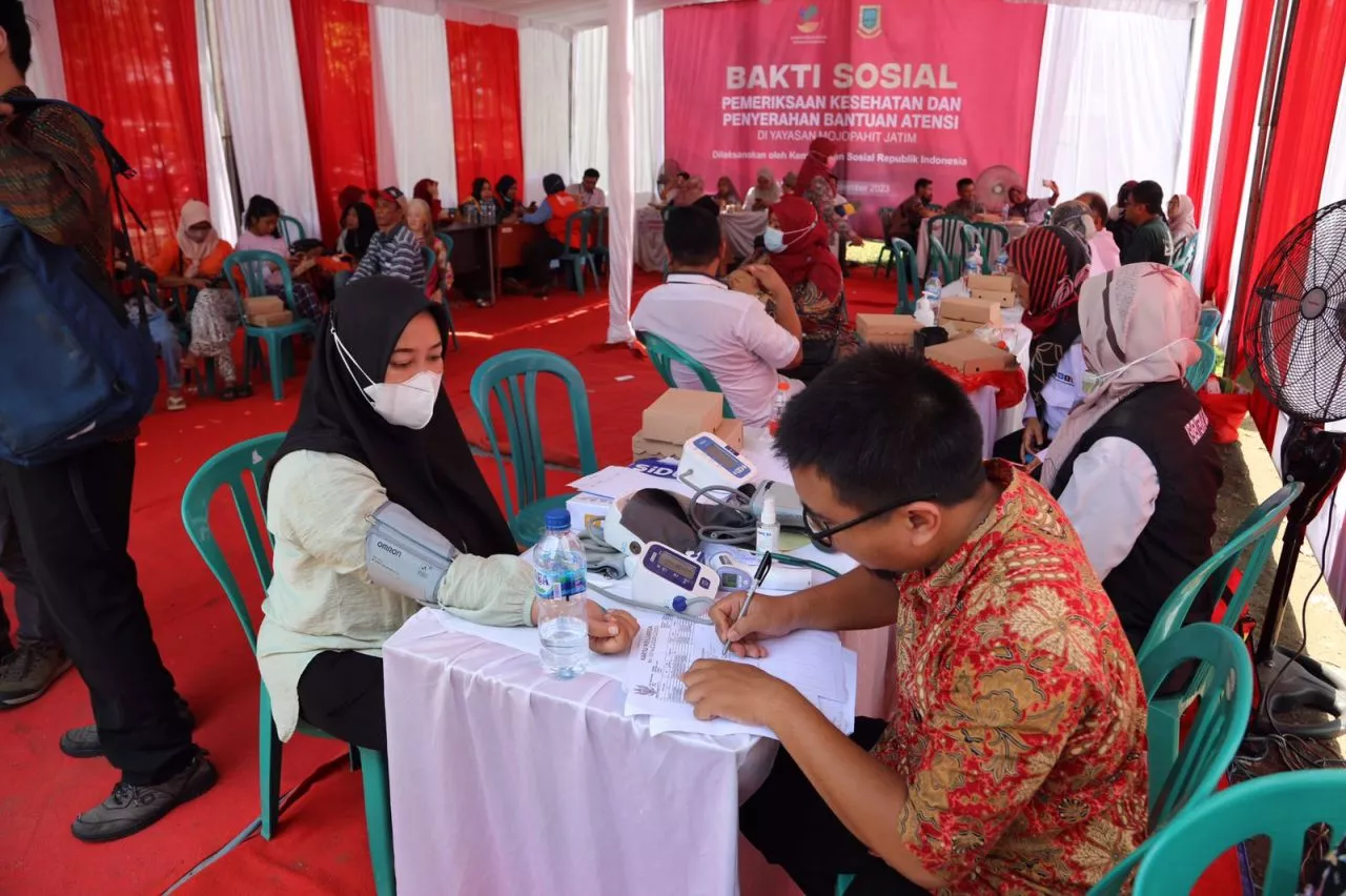 Kunjungi Kawasan Ex Lokalisasi di Mojokerto, Kemensos Bagikan Ribuan Bansos