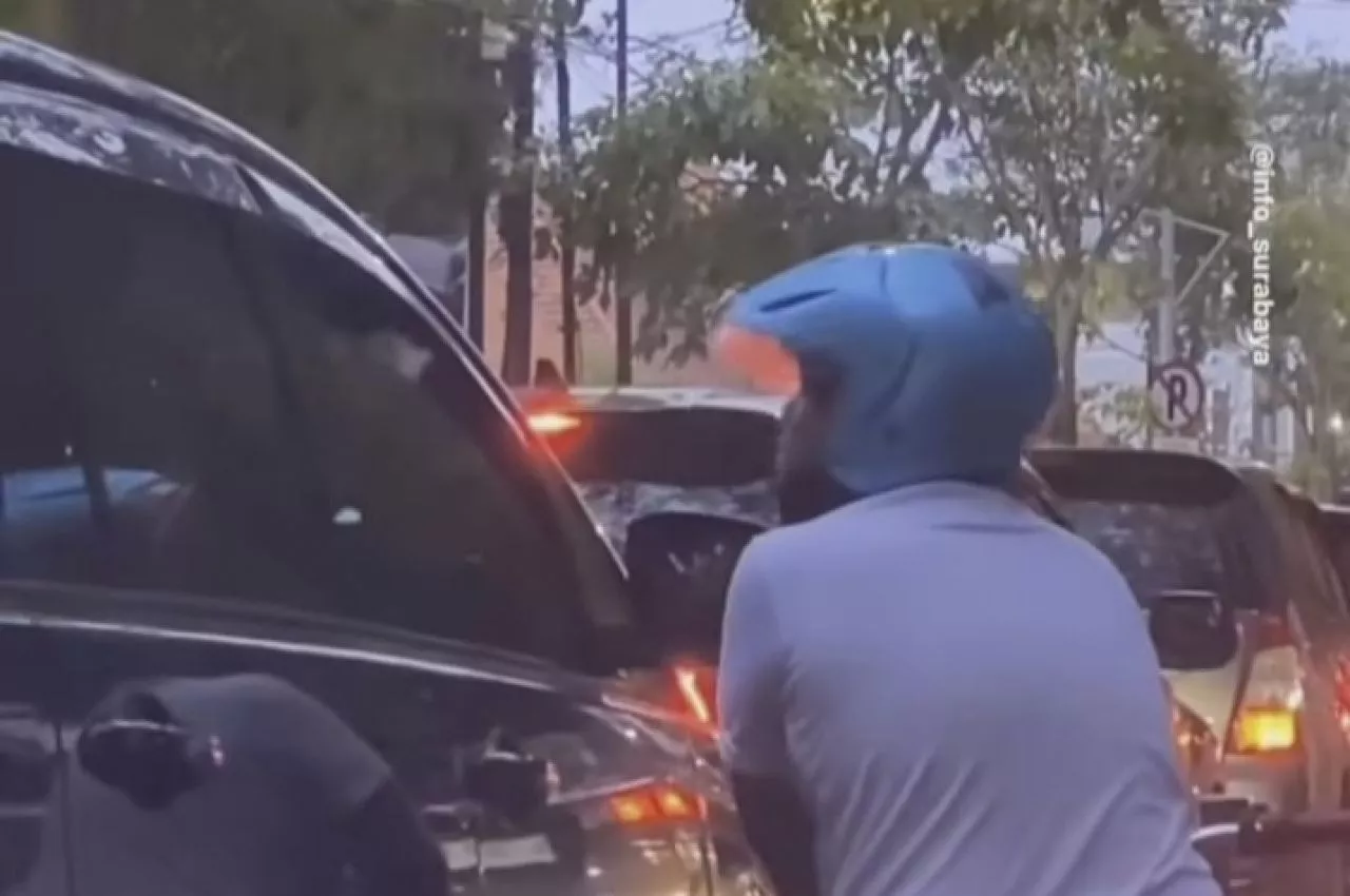 Satpol PP Surabaya Buru Peminta Uang dengan Ketuk Kaca Mobil