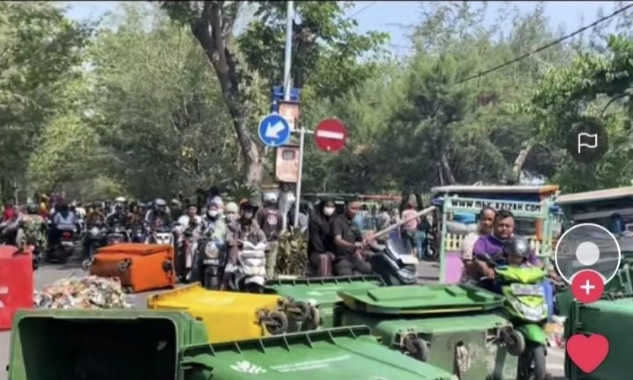 PKL Kenjeran Mengamuk, Tempat Sampah Berserakan di Jalan