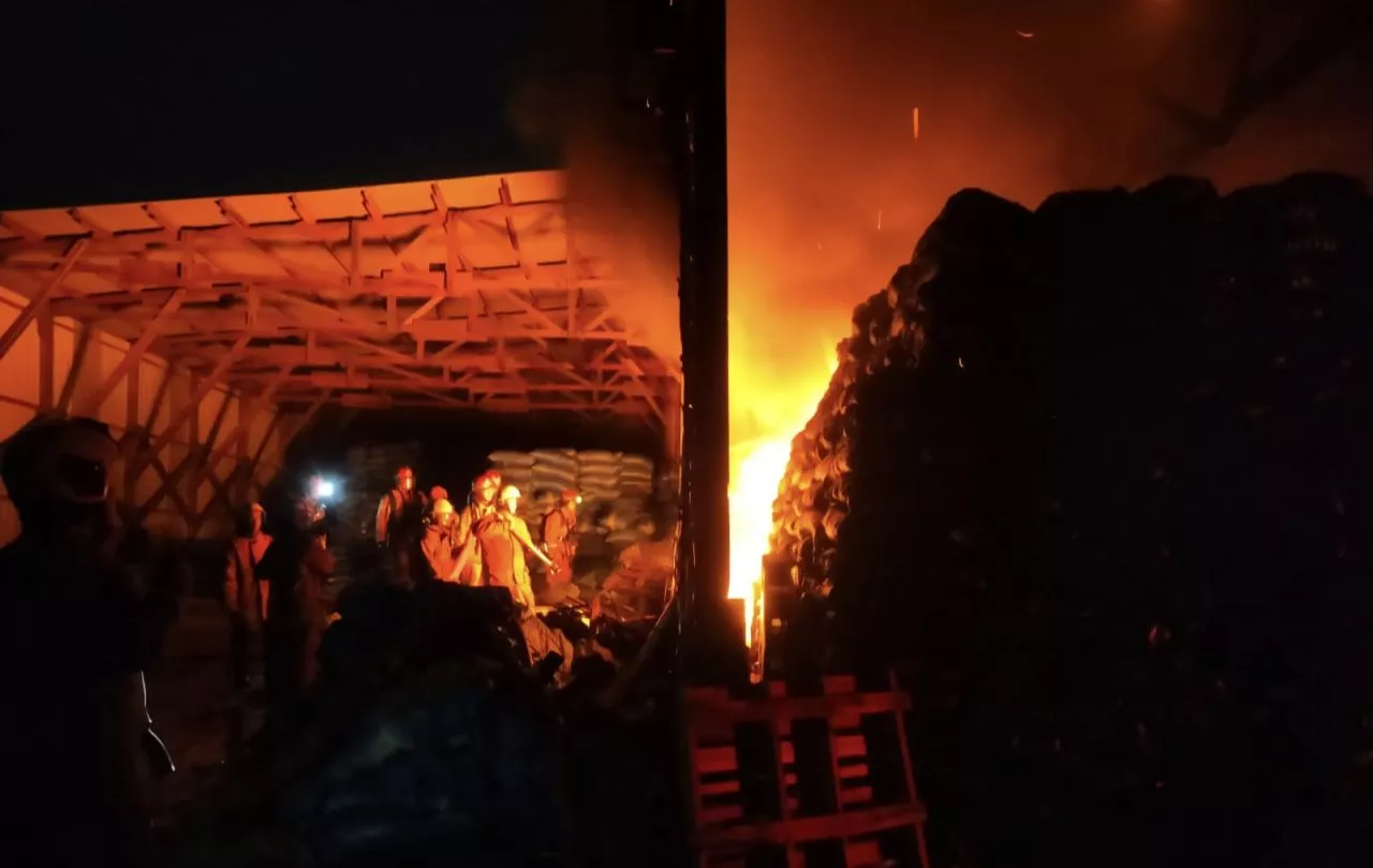Dua Gudang Garam di Jalan Kalianak Surabaya Terbakar, 13 Unit Damkar Dikerahkan