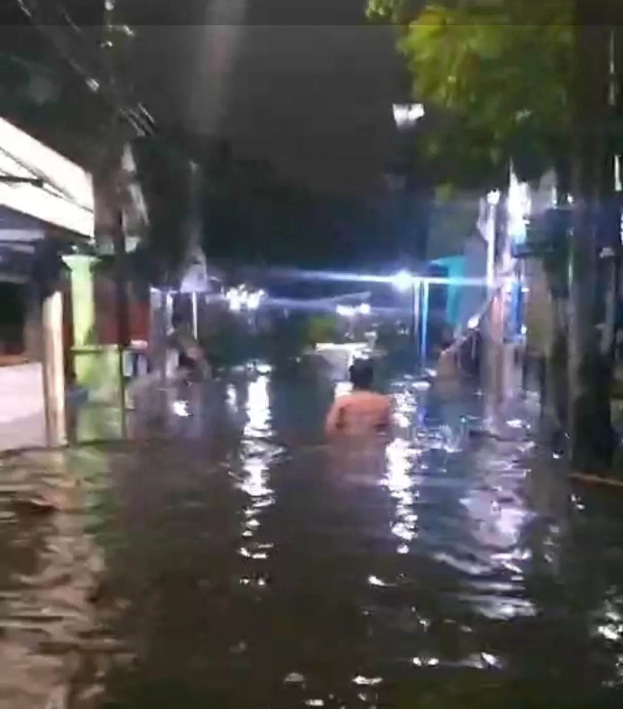 Hujan Deras, Surabaya Kembali Digenangi Air Setinggi Dada Orang Dewasa