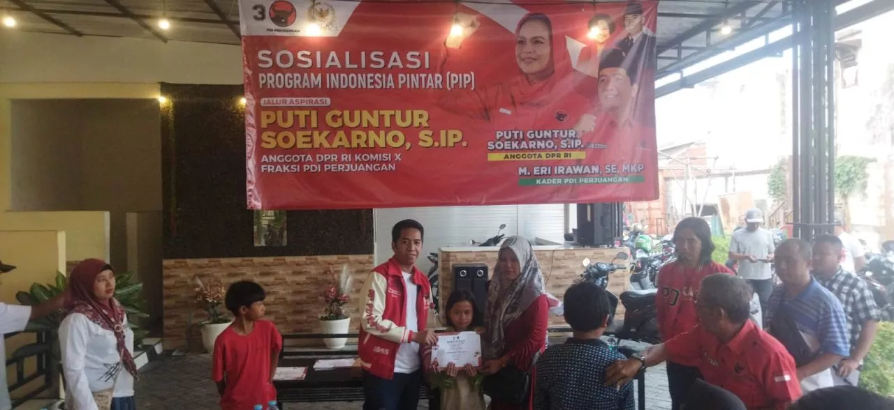 Beasiswa PIP Puti Guntur Soekarno Disalurkan, PDIP Komitmen Tingkatkan Kualitas Pendidikan