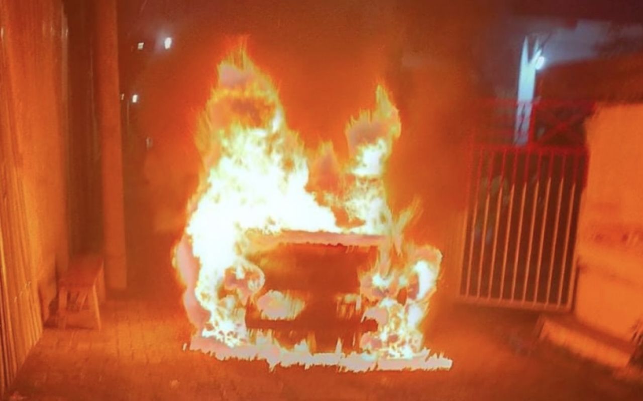 Mobil Geely Panda yang tervakar