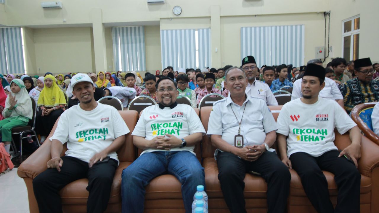 Paling kiri H. Dikky Syadqomullah, MHes Ketua Majelis Dikdasmen Pimpinan Daerah Muhammadiyah Surabaya