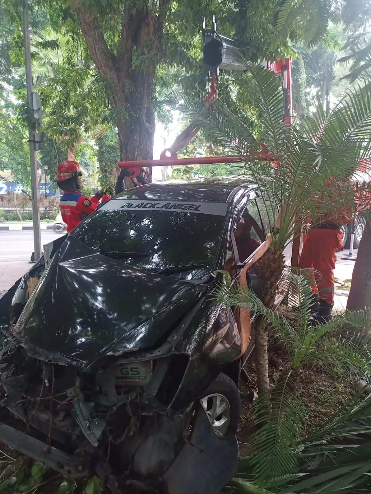 Pengemudi Mabuk, Toyota Innova Tabrak Pohon di Darmo Surabaya