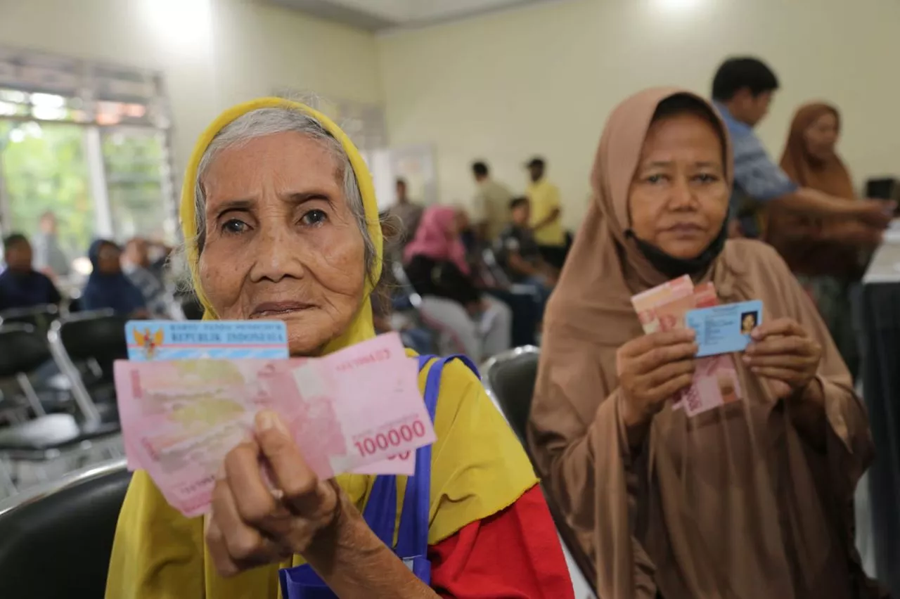 Pemkot Surabaya Bagikan BLT Rp200 Ribu untuk Lansia