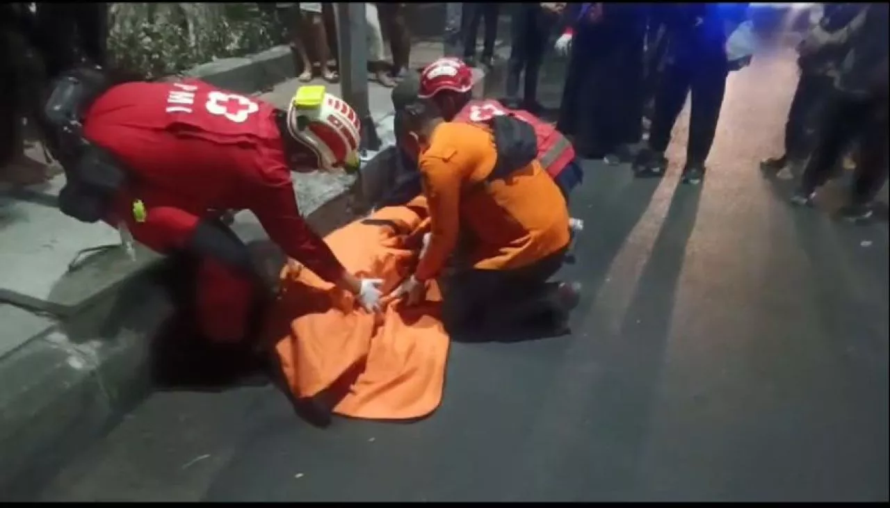 Pengendara Motor Tanpa Identitas Tewas Tabrak Trotoar hingga Terbentur Tiang PJU di Surabaya