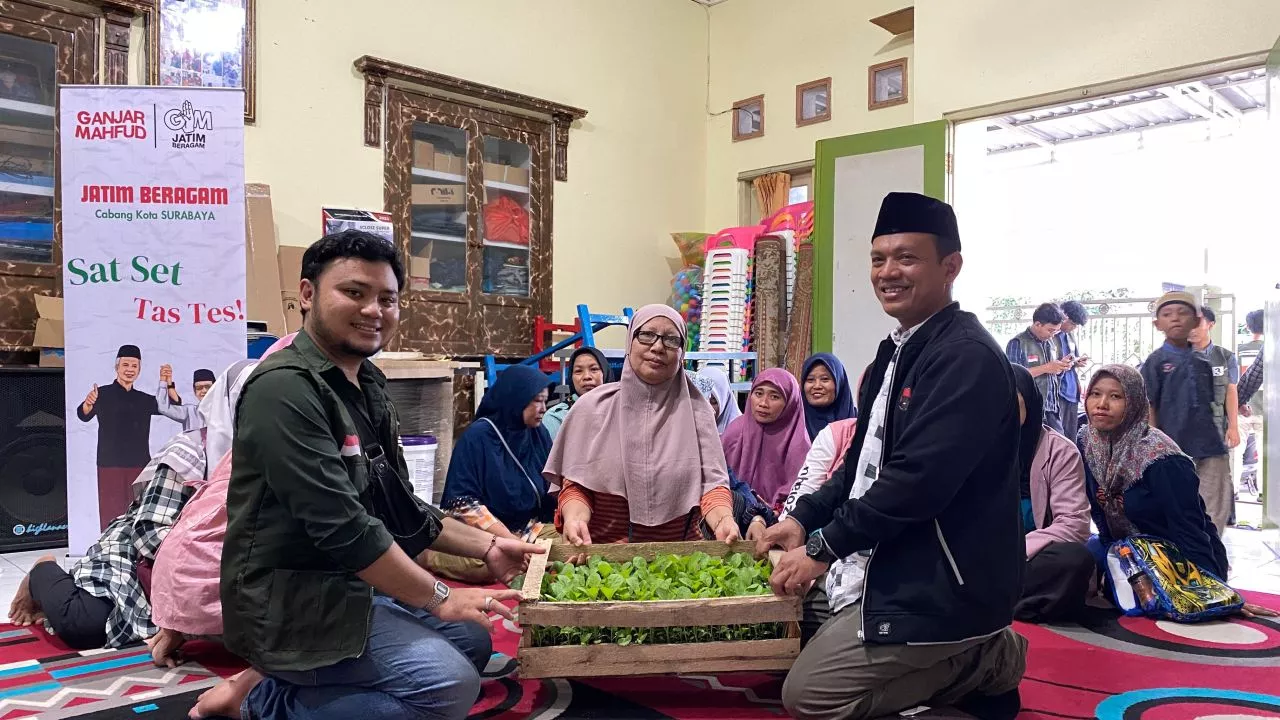 Relawan Ganjar-Mahfud Bagikan 1000 Bibit Tanaman untuk Ibu-ibu PKK Surabaya