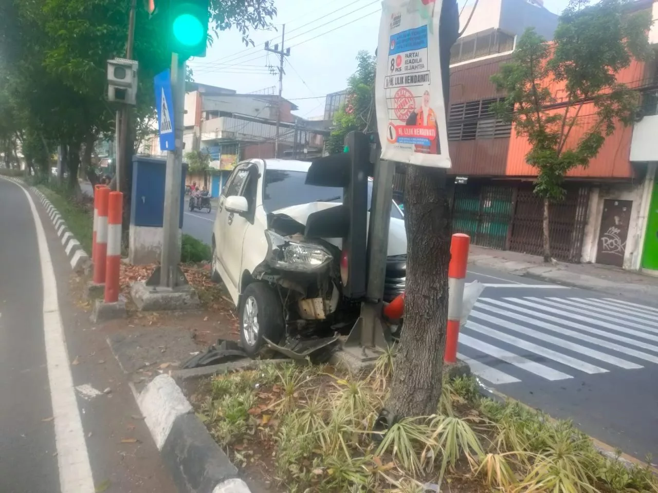 Xenia Tabrak Traffic Light di Jalan Kusuma Bangsa Surabaya