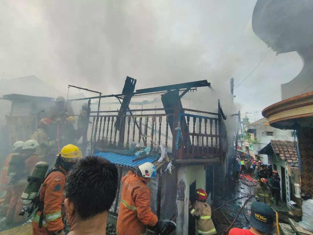 Kebakaran Rumah di Dupak Surabaya, 15 Unit Damkar Dikerahkan