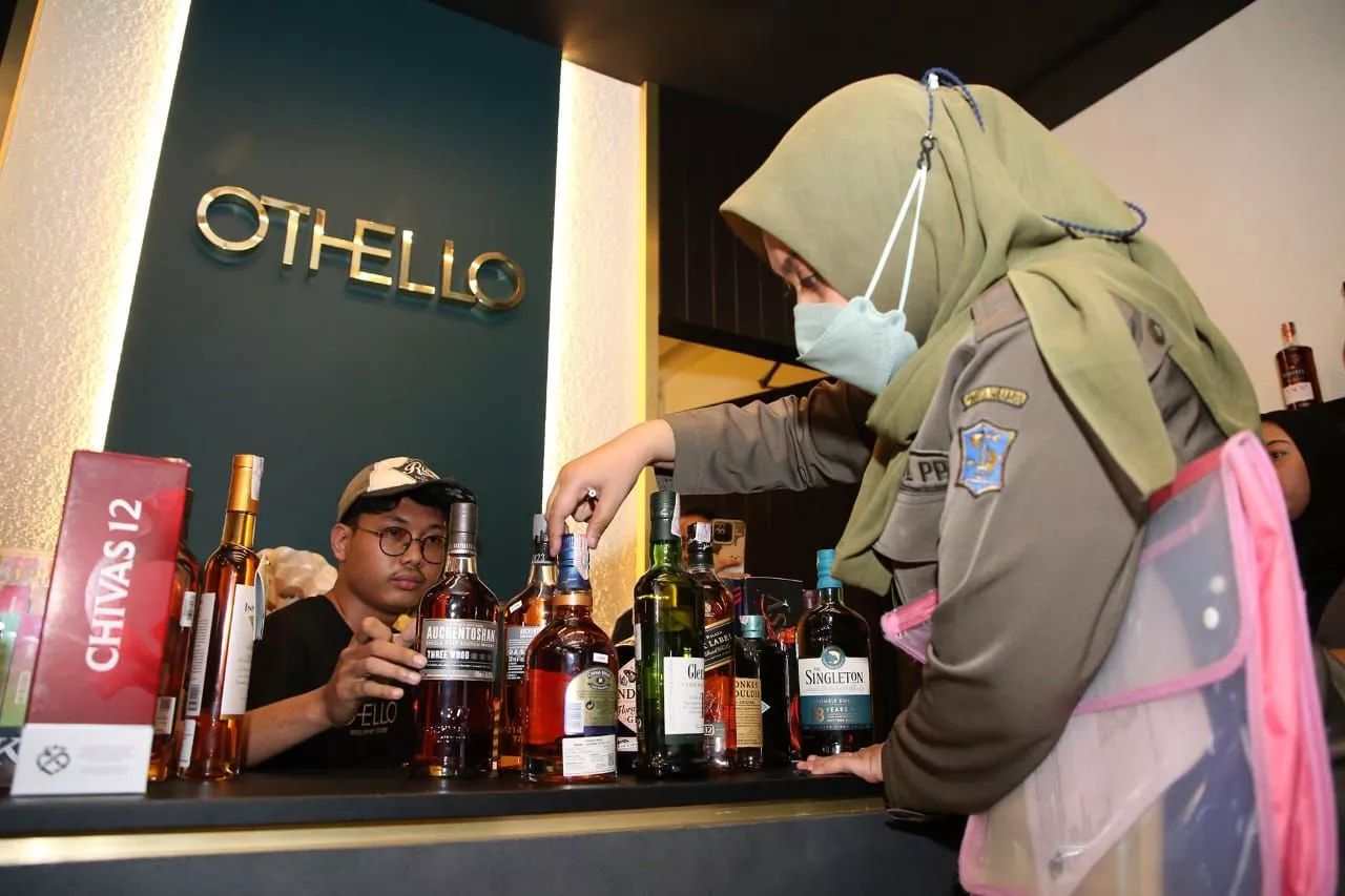 Satpol PP Surabaya Sita Puluhan Botol Miras