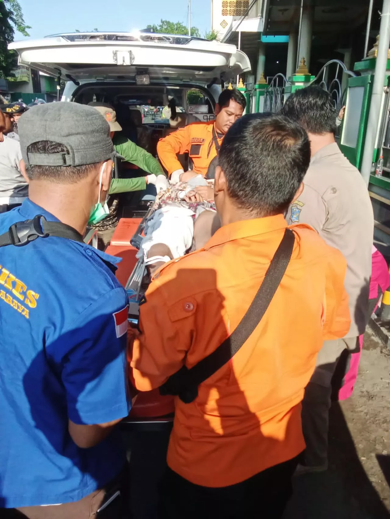Nekat Salip Truk, Pengendara Suzuki Satria di Surabaya Nyungsep