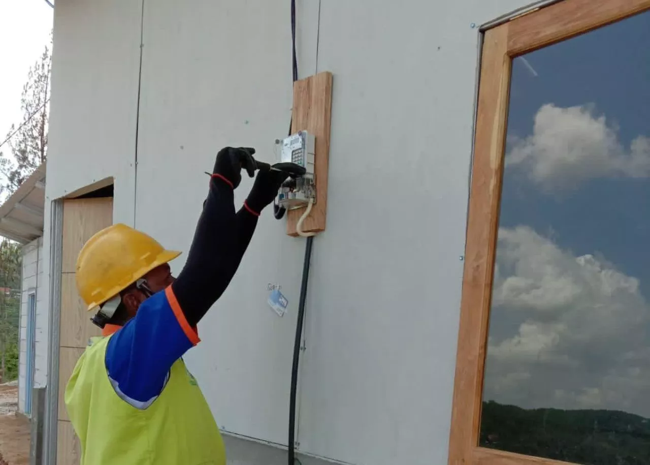 PLN Nyalakan Listrik Hunian Sementara Warga Terdampak Tanah Gerak di Ponorogo