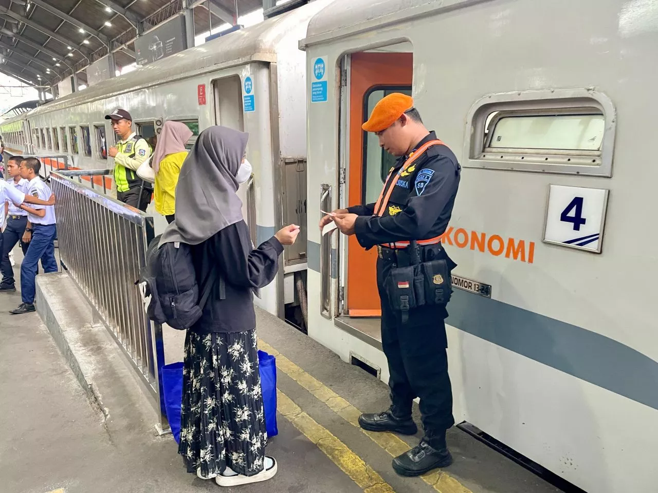 Keren! Sistem Perjalanan KAI Daop 8 Selama Libur Panjang Nataru 100 Persen Tepat Waktu