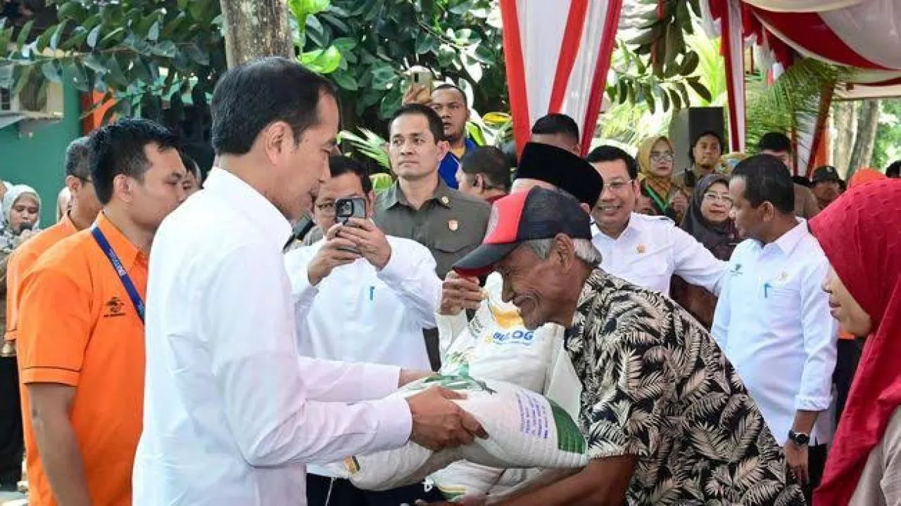 Fenomena Penyaluran Bansos Tanpa Mensos, Begini Pendapat Pengamat Politik