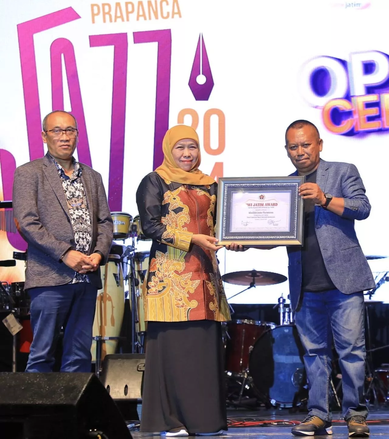 Khofifah Raih Penghargaan Tokoh Nasional Peduli Ekonomi Kerakyatan dari PWI Jatim