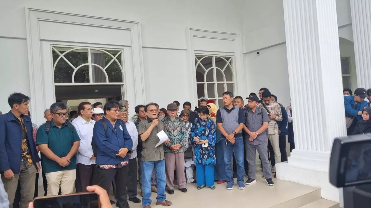 Tujuh Guru Besar UNAIR Lakukan Aksi Tolak Penghancuran Demokrasi