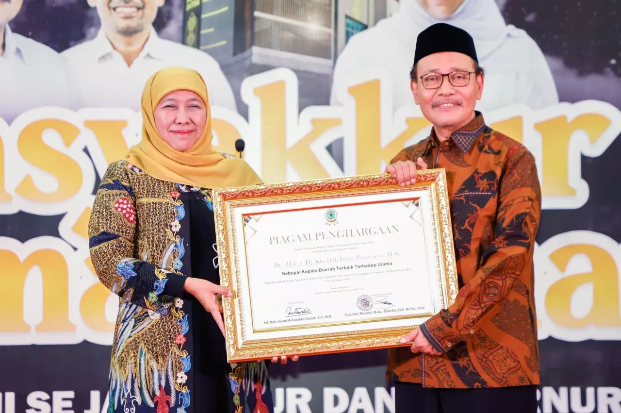 Gubernur Khofifah Terima Penghargaan Kepala Daerah Terbaik dari MUI Jatim