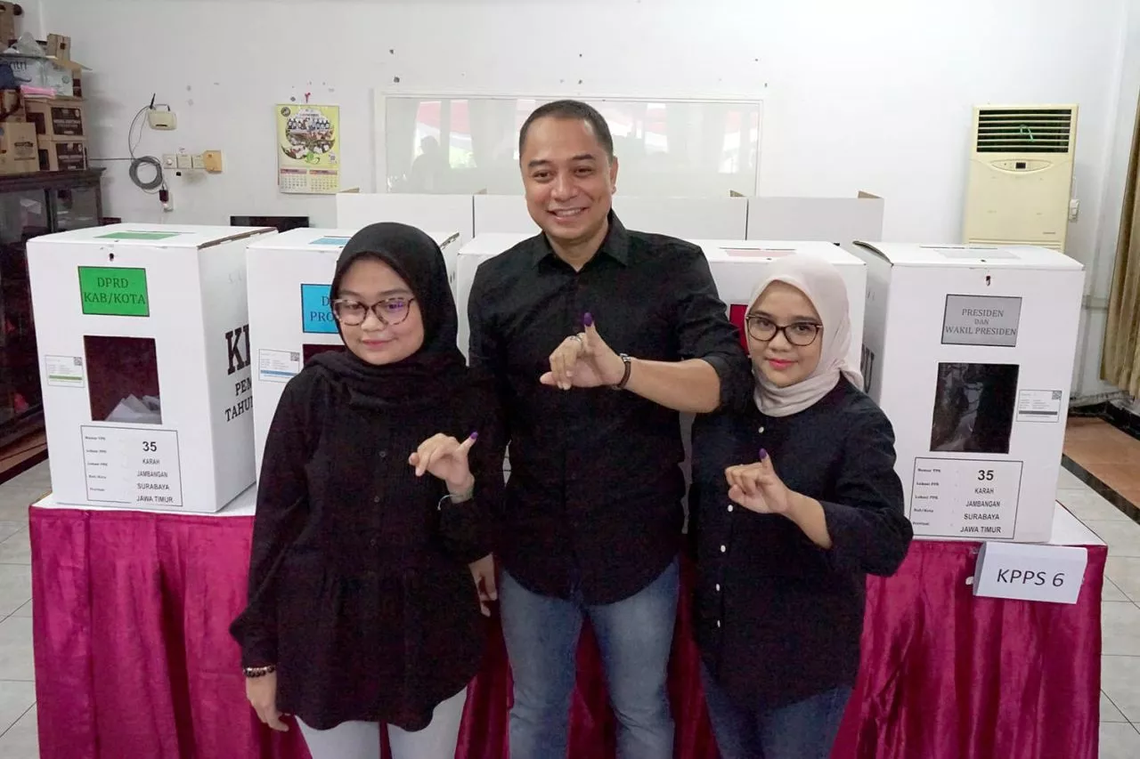 Kompak Berpakaian Hitam, Wali Kota Eri Nyoblos Bareng Keluarga di TPS 35