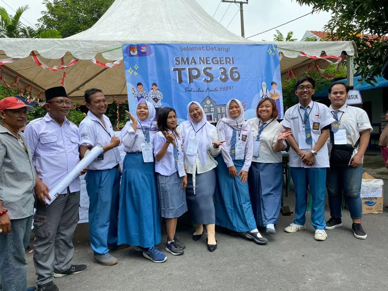 Petugas Pakai Seragam SMA,  TPS Unik di Surabaya ini Berkonsep Sekolah