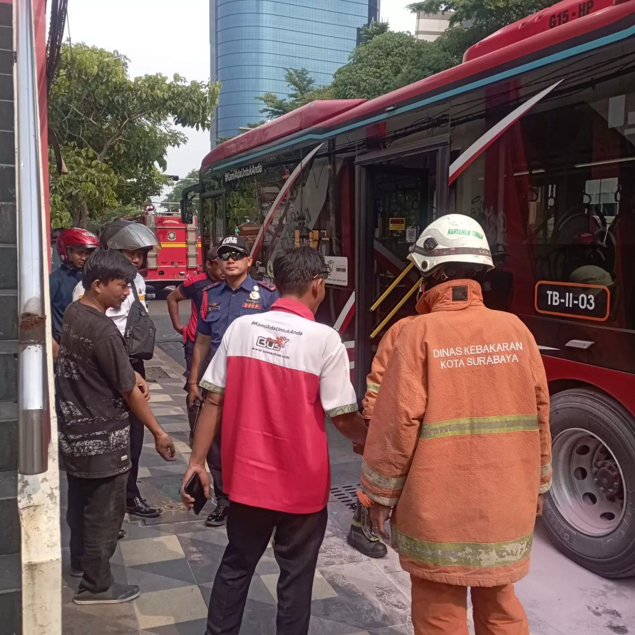 Bus Semanggi Suroboyo Terbakar di Pakis Surabaya