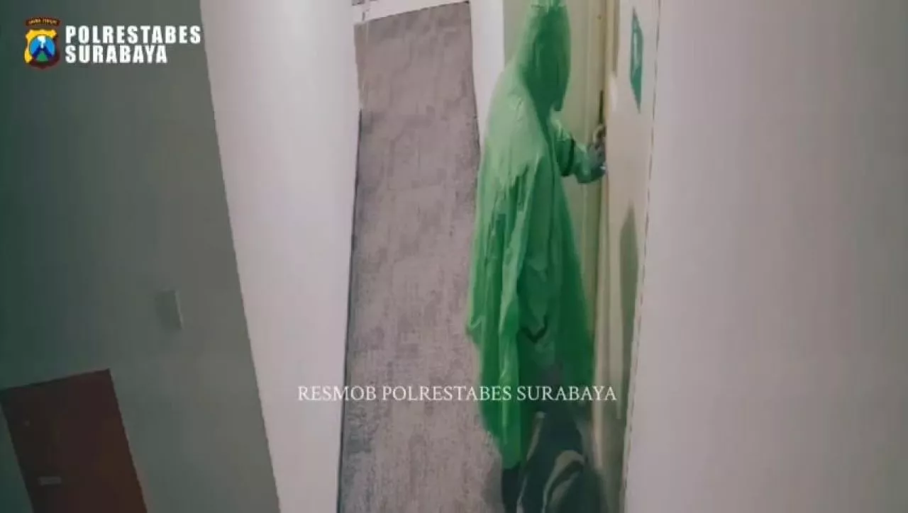 Pria Bertopeng Terekam CCTV Curi Emas di Kendangsari Surabaya