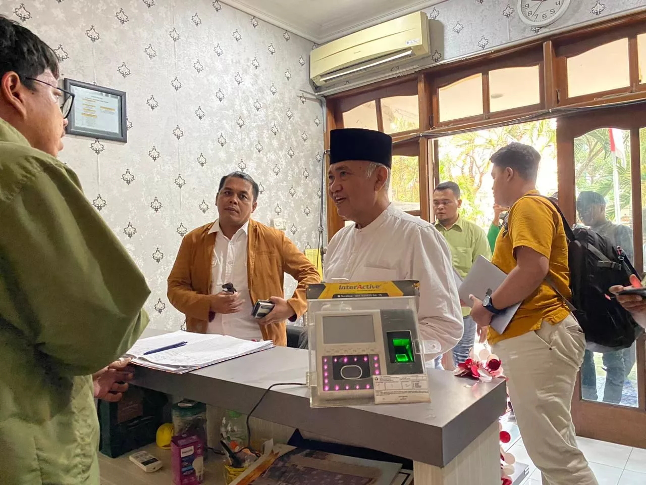 Mantan Ketua KPK Datangi Kantor Bawaslu Jawa Timur, Ada Apa?