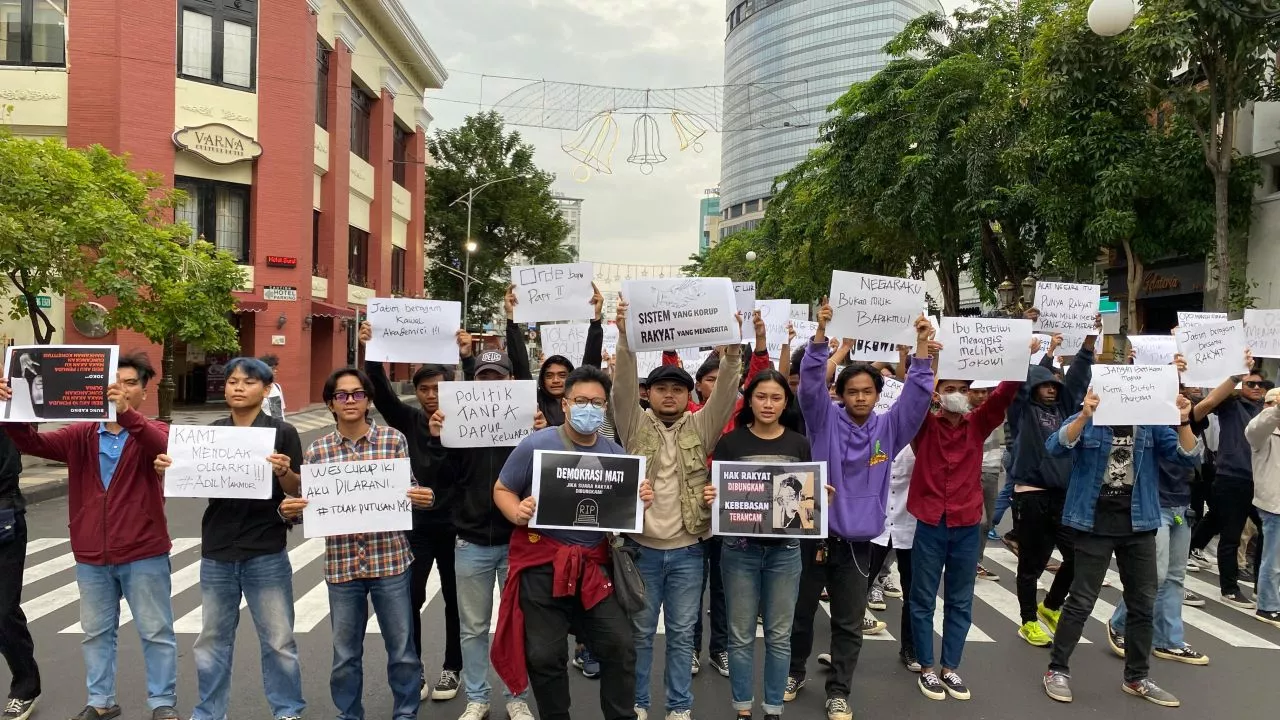 Kritisi Sistem Demokrasi, Pemuda Jatim Beragam Gelar Aksi Jalan Tunjungan