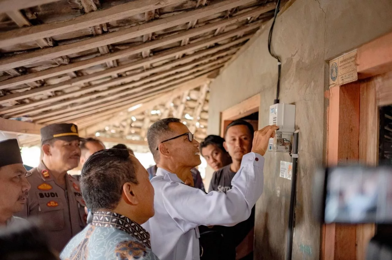 PLN Sambung Listrik Gratis 1.854 Warga Tidak Mampu di Ponorogo