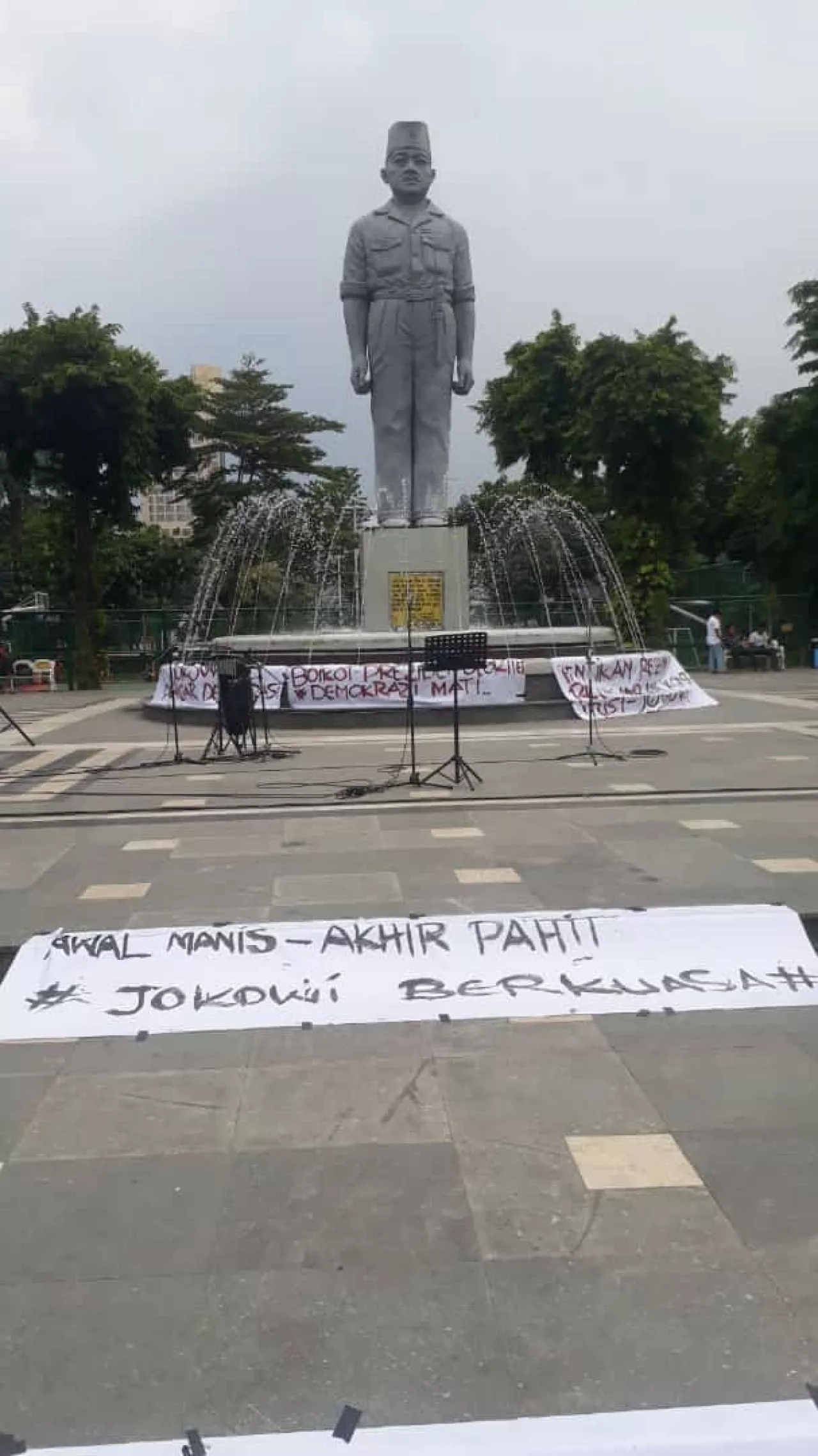 Mahasiswa Surabaya: Demokrasi Mati dalam Genggaman Presiden