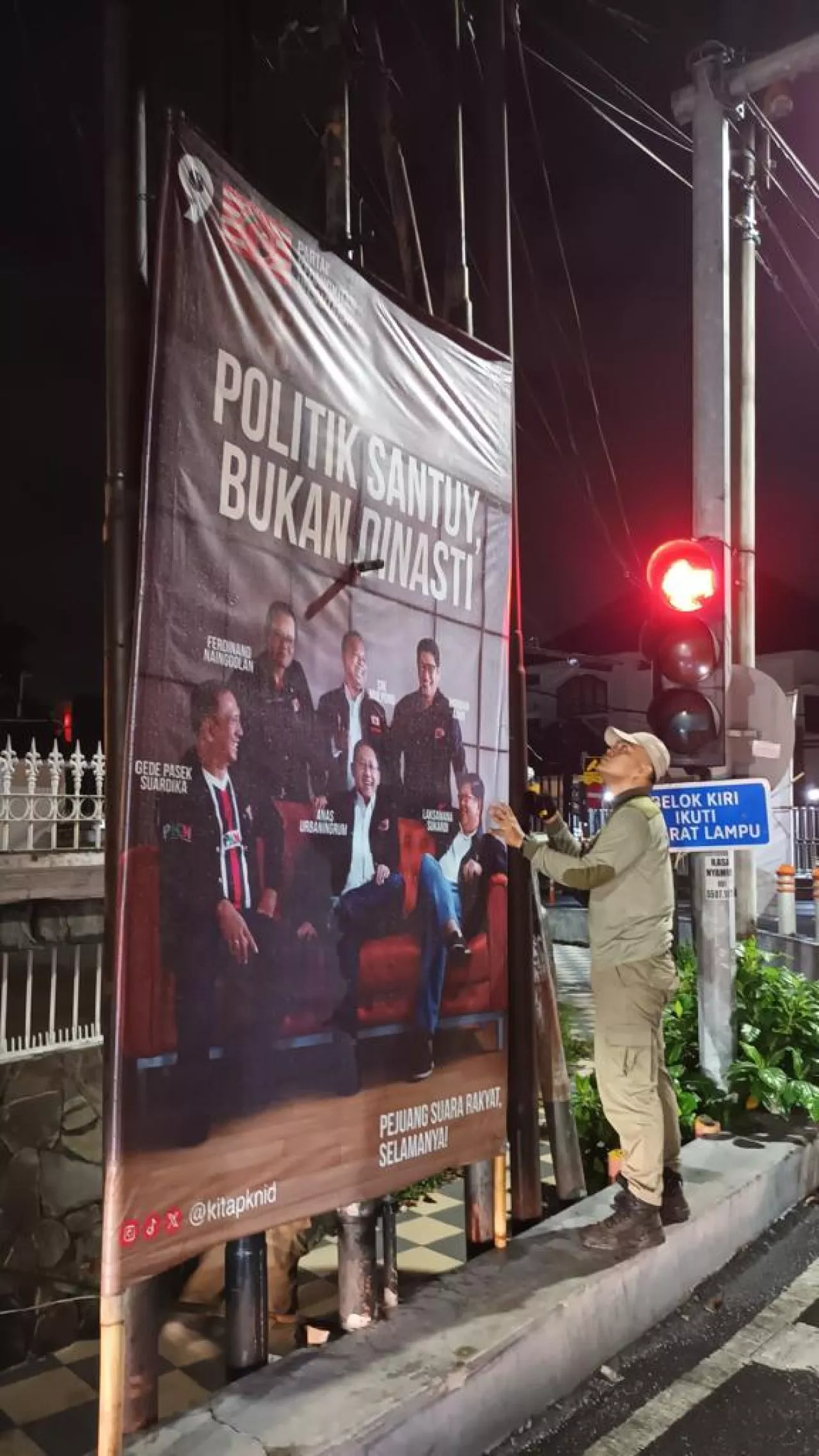 Alat Peraga Kampanye Masih Terpasang di Masa Tenang Hari Kedua, Satpol PP Surabaya Lakukan Penyisiran